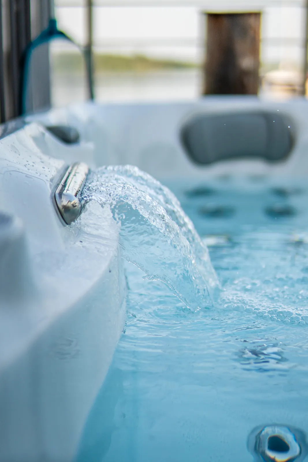 Hot tub with neck massage jet